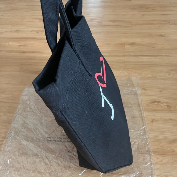 Micheal Kors Limited Edition Canvas Shopping Tote Bag - Picture 7 of 10